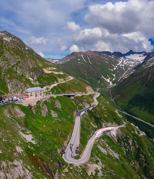 Vue aérienne de la route alpine à travers le col de la Furka Suisse