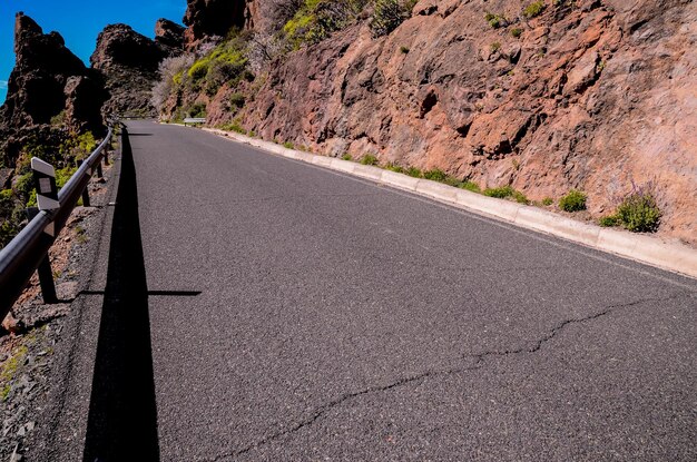 Vue aérienne d'une route asphaltée dans les îles Canaries