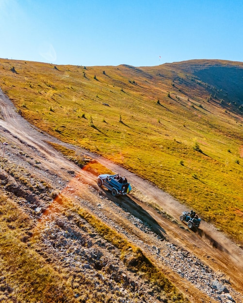 Vue aérienne de la route d'attraction hors route jusqu'au sommet des montagnes des carpates copie espace saison d'automne