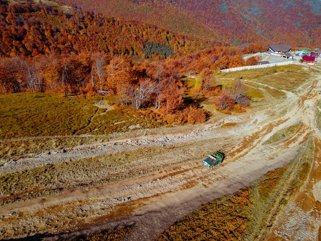 Vue aérienne de la route d'attraction hors route jusqu'au sommet des montagnes des Carpates espace de copie saison d'automne