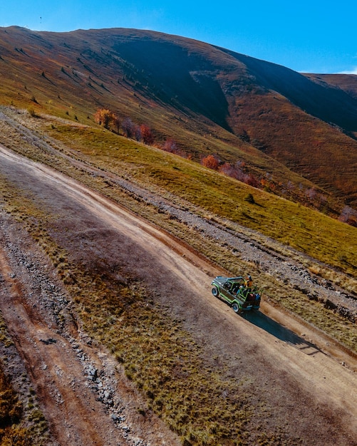 Vue aérienne de la route d'attraction hors route jusqu'au sommet des montagnes des carpates