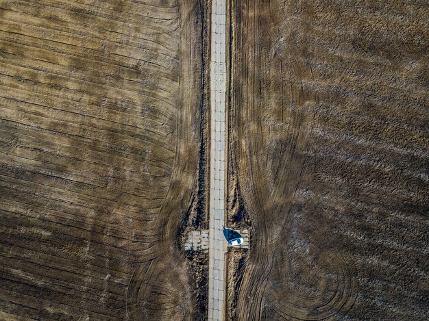 Vue aérienne d'une route au milieu de la terre