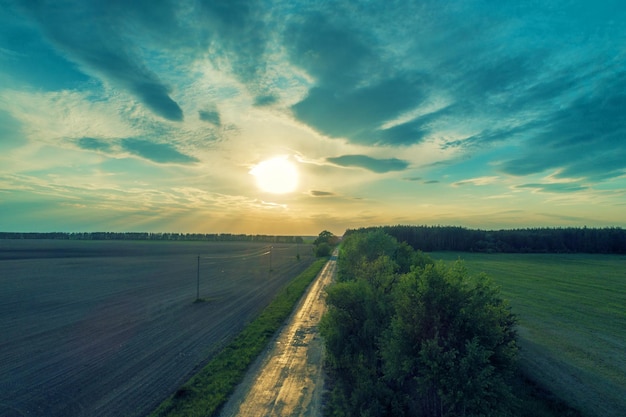 Vue aérienne d'une route de campagne au coucher du soleil Paysage de soirée rurale