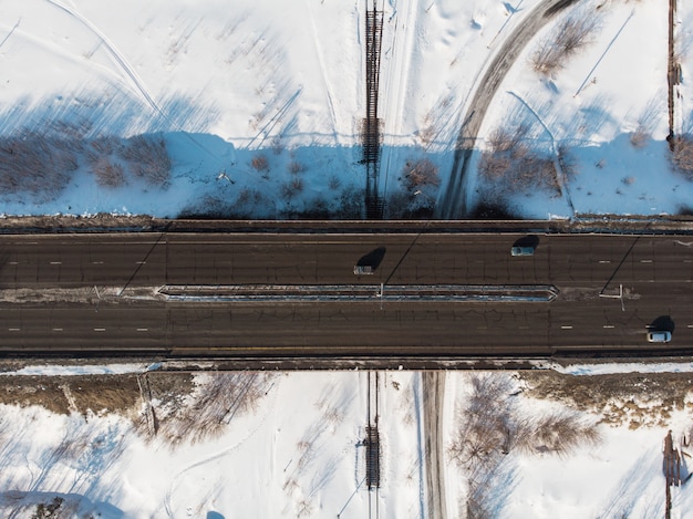 Vue aérienne d&#39;une route dans un paysage d&#39;hiver