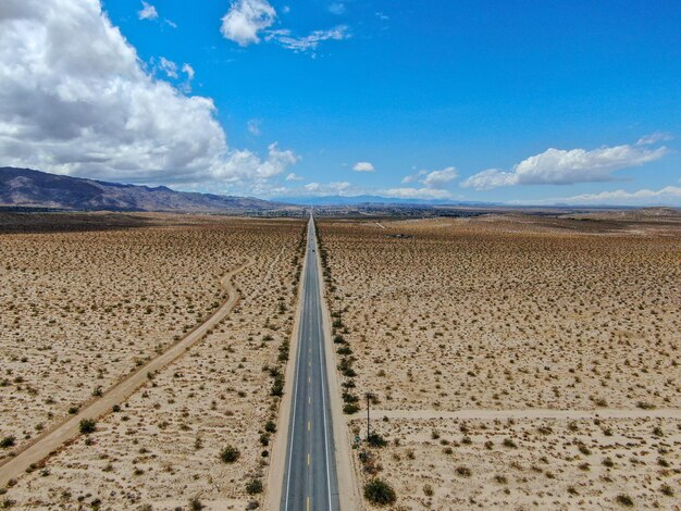 Vue aérienne de la route droite du désert sans fin à côté de Joshua Tree Park USA Longue route goudronnée droite