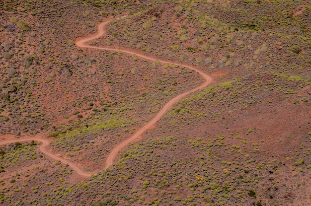 Vue aérienne d'une route du désert dans les îles Canaries