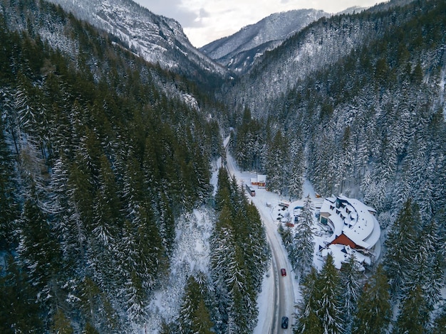 Vue aérienne de la route enneigée dans le concept de voyage en voiture des tatras