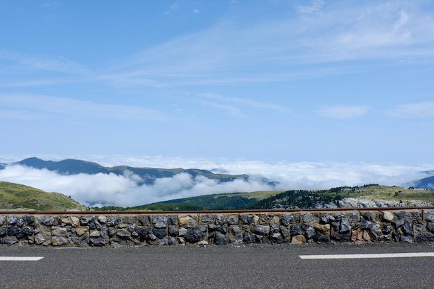 Vue aérienne de la route de montagne à l'horizon et cloudscape en France Europe