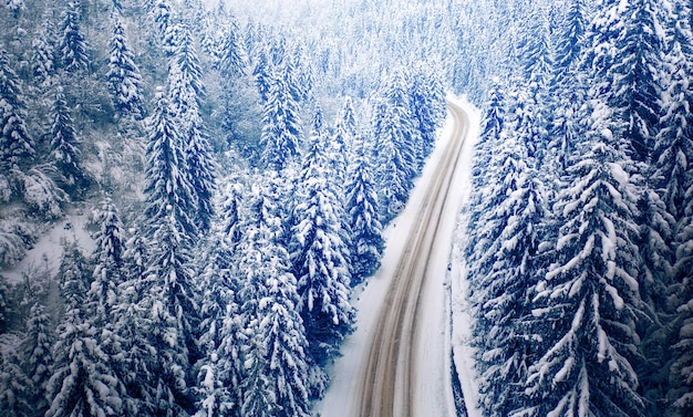 Vue aérienne d'une route de montagne incurvée en Europe.