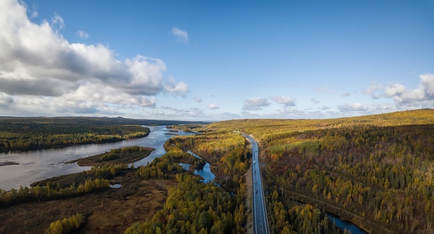 Vue aérienne d'une route panoramique au cours d'une journée ensoleillée à l'automne Terre-Neuve Canada