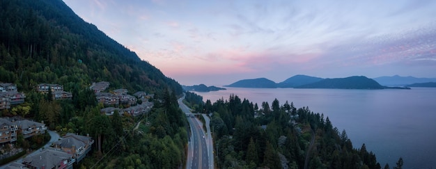 Vue aérienne de la route panoramique entourée par le paysage des montagnes canadiennes