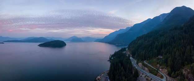 Vue aérienne de la route panoramique entourée par le paysage des montagnes canadiennes