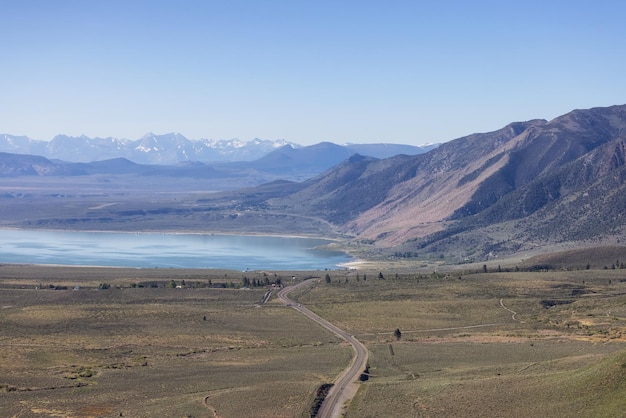 Vue aérienne d'une route panoramique avec paysage de montagne et lac mono