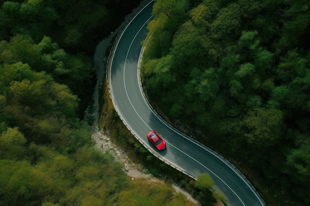 Vue aérienne d'une route pavée à travers une forêt