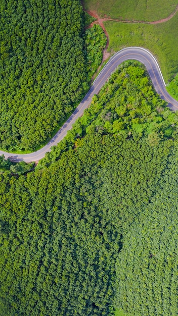 Vue aérienne de la route rurale dans la campagne, vue depuis un drone