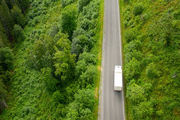 Vue aérienne de la route sinueuse dans la forêt