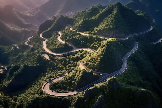 Vue aérienne d'une route sinueuse dans les montagnes