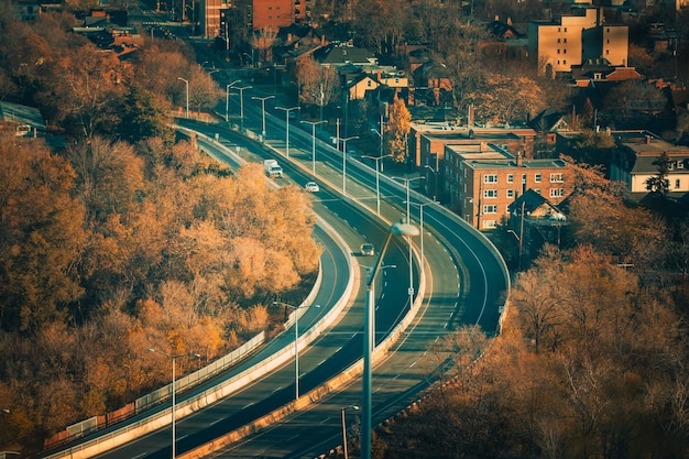 Vue aérienne d'une route sinueuse à travers le paysage urbain de Hamilton, en Ontario