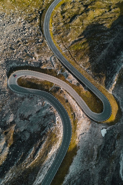 Vue aérienne de la route sinueuse
