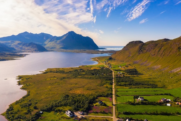 Vue aérienne d'une route traversant les îles Lofoten en Norvège