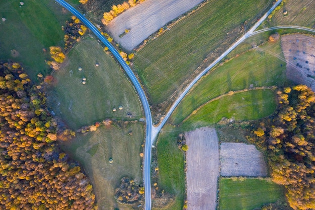 Photo vue aérienne d'une route de village rurale prise par un drone de champs agricoles en transylvanie, en roumanie