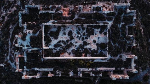 vue aérienne de la ruine d'un château avec beaucoup d'histoire