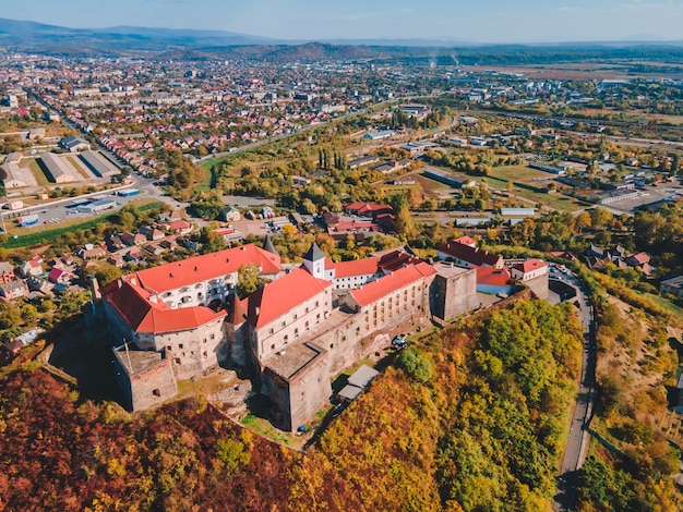 Photo vue aérienne de la saison d'automne du château de palanok