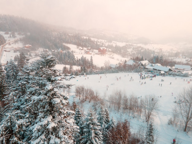 Vue aérienne de la saison d'hiver de la station de ski du village de zveniv