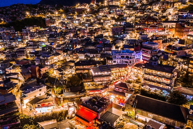 Vue aérienne de la scène nocturne du village de Jioufen Taiwan La scène colorée de nuit de la vieille ville de Jiufen Jiufen Taiwan