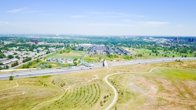 Vue aérienne des sentiers dans un parc d'espace ouvert en banlieue.