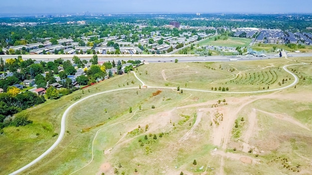 Vue aérienne des sentiers dans un parc d'espace ouvert en banlieue.