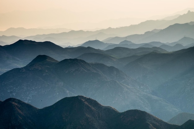Vue aérienne de silhouettes de montagnes sur un ciel dégagé