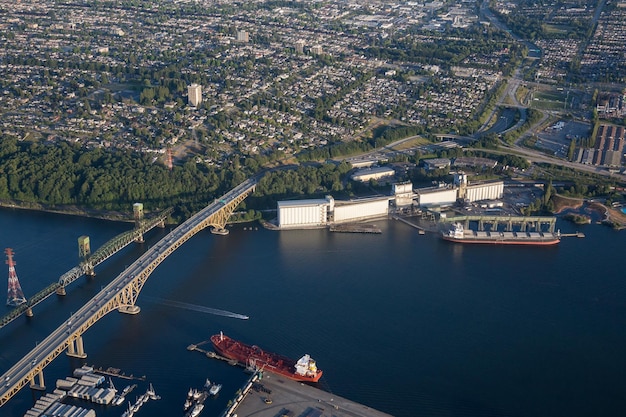 Vue aérienne de sites industriels et Ironworkers Memorial Second Narrows Crossing à North Vancouver