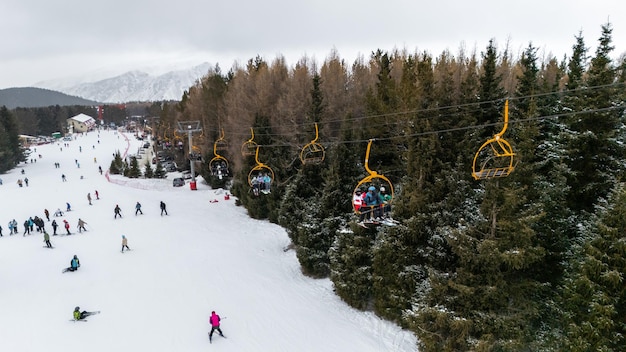 Vue aérienne de skieurs assis sur une télésiège dans la station de ski