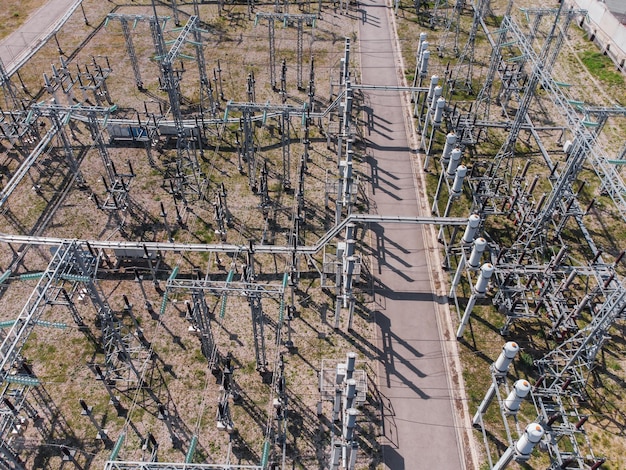 Vue aérienne d'une sous-station électrique haute tension avec de grands pylônes et câbles