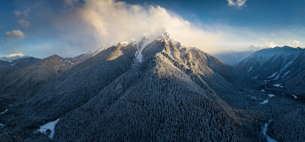 Vue aérienne spectaculaire du sommet de la montagne. Les derniers rayons du soleil couchant illuminant le sommet