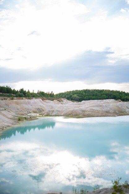 Vue aérienne spectaculaire sur la vallée pittoresque avec un magnifique lac de montagne, une forêt de conifères et des montagnes rocheuses. Incroyable paysage atmosphérique des hautes terres. Magnifique paysage sauvage majestueux.