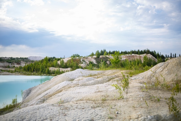 Vue aérienne spectaculaire sur la vallée pittoresque avec un magnifique lac de montagne, une forêt de conifères et des montagnes rocheuses. Incroyable paysage atmosphérique des hautes terres. Magnifique paysage sauvage majestueux.