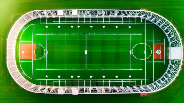 Une vue aérienne d'un stade avec un champ vert et des lignes blanches.