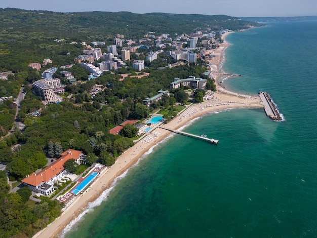 Vue aérienne de la station balnéaire de Golden Sands en Bulgarie pendant la saison estivale, un éventail de piscines d'hôtels et de foules de personnes profitant de la mer