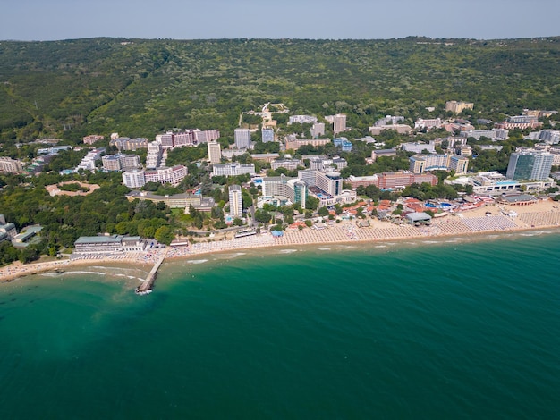 Vue aérienne de la station balnéaire de Golden Sands en Bulgarie pendant la saison estivale, un éventail de piscines d'hôtels et de foules de personnes profitant de la mer