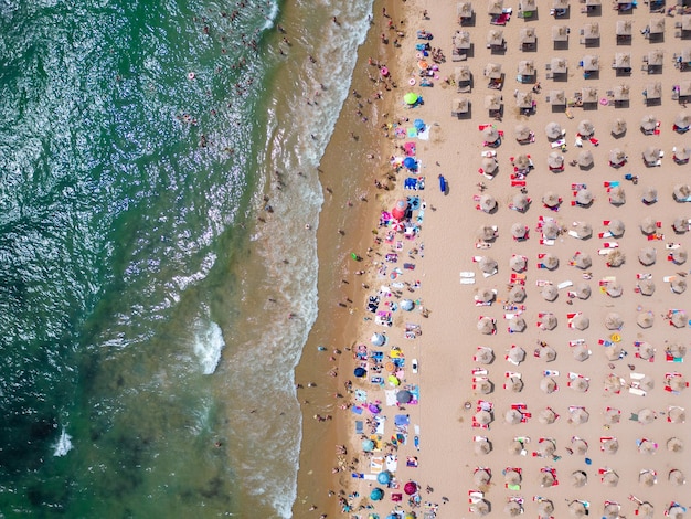 Vue aérienne de la station balnéaire de Golden Sands en Bulgarie pendant la saison estivale, un éventail de piscines d'hôtels et de foules de personnes profitant de la mer