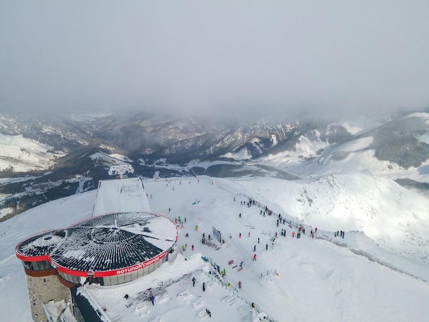 Vue aérienne de la station de cabine de remontée mécanique supérieure sur la montagne chopok