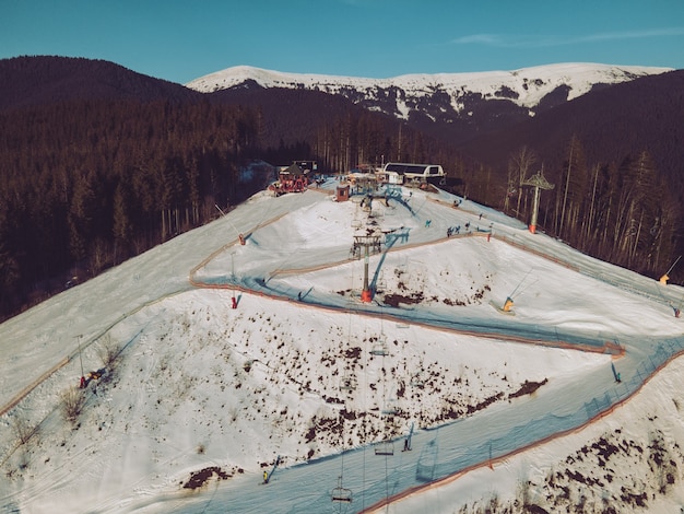 Vue aérienne de la station de ski avec des pentes copie espace coucher de soleil