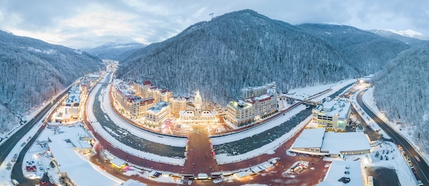 Vue aérienne de la station de ski Rosa Khutor montagnes couvertes de neige à Krasnaya Polyana Russie