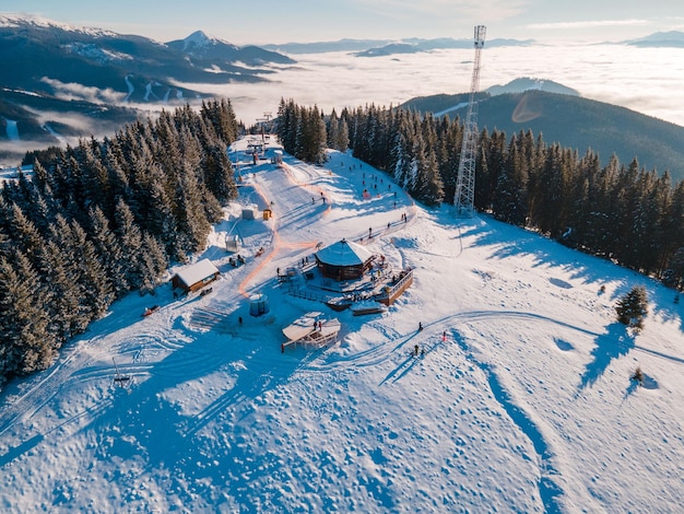 Vue aérienne de la station de ski ukrainienne dans les montagnes des Carpates