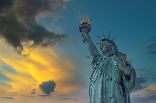 Vue aérienne de la Statue de la liberté au coucher du soleil sur l'île de Manhattan à New York City, États-Unis