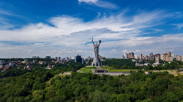 Vue aérienne de la statue de la patrie de Kiev monument sur les collines d'en haut et le paysage urbain, la ville de Kiev, Ukraine