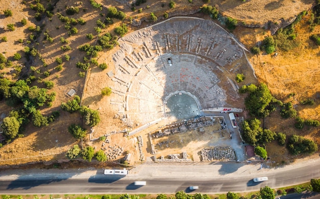 Vue aérienne supérieure des lieux historiques ruines du théâtre théâtre antique massif d'halicarnasse avec