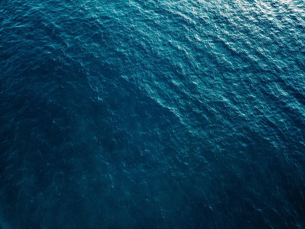 Photo vue aérienne de la surface de la mer bleue et turquoise
